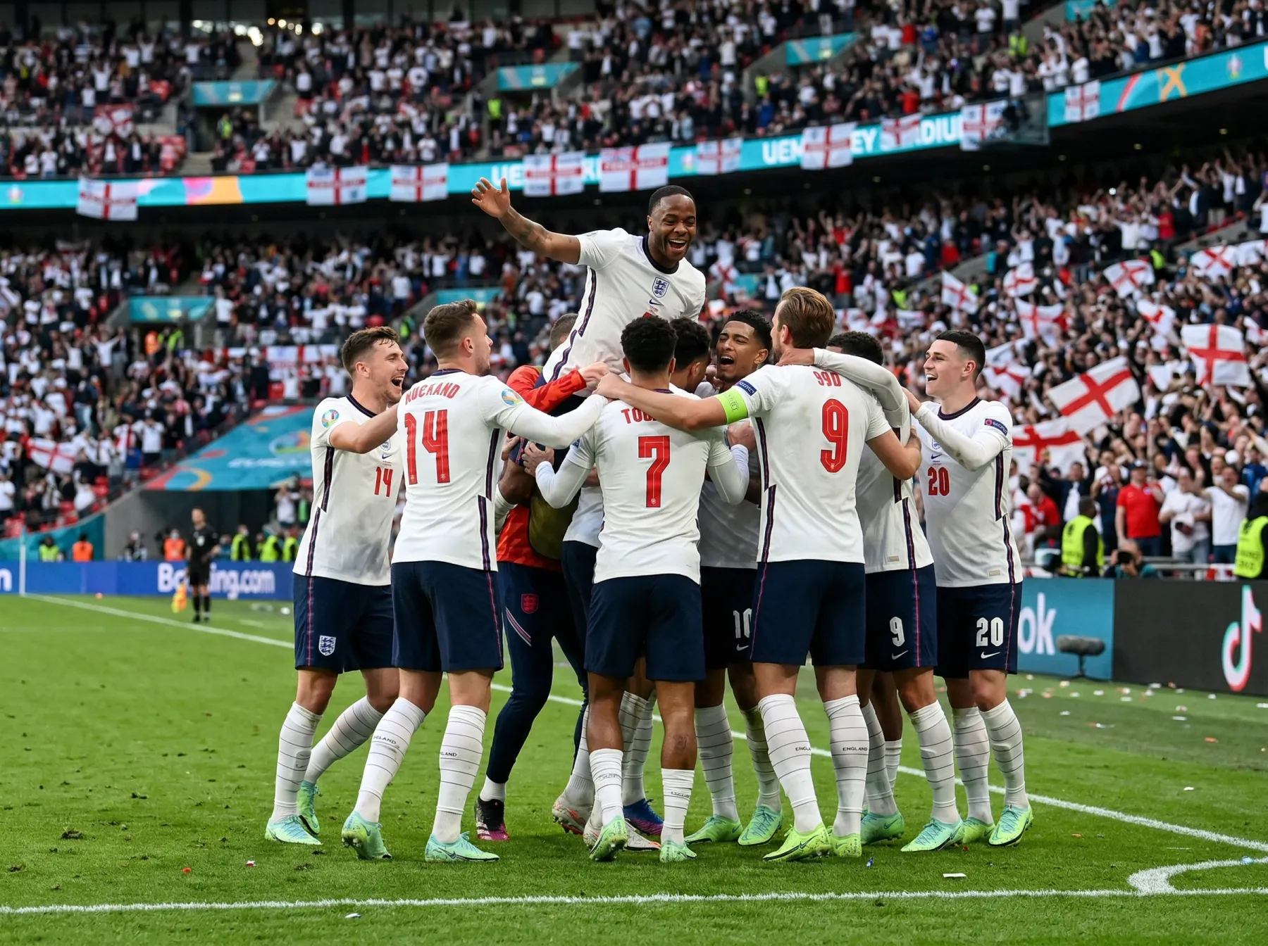 L'équipe nationale d'Angleterre célébrant lors d'un match de qualification pour la Coupe du Monde 2026