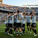 L'équipe nationale d'Argentine célébrant avec le trophée de la Coupe du Monde lors d'un match de qualification