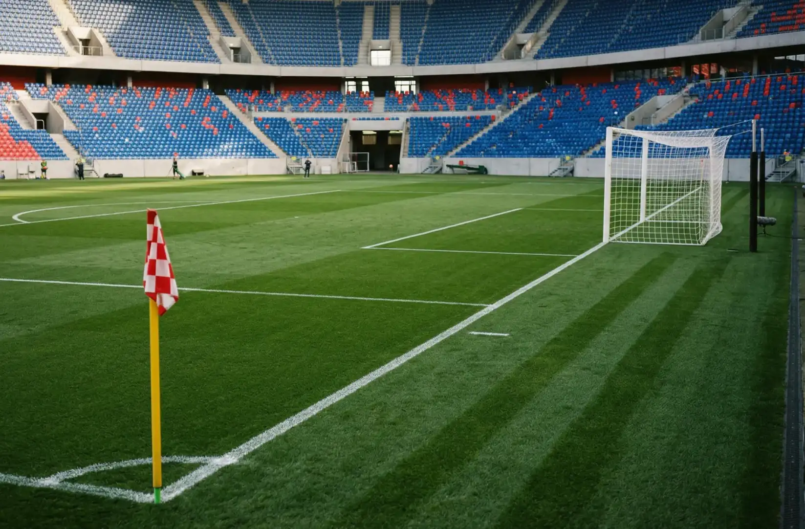 Terrain de football professionnel avec marquages officiels vu depuis les tribunes d'un stade moderne