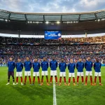 L'équipe de France de football en maillot bleu lors d'un match de qualification pour la Coupe du Monde 2026